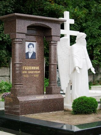 Фото памятника ангел с развернутыми ладонями с крестом на могилу в СПб