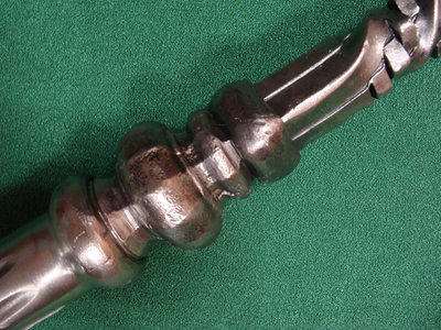 Металлическая трость с крестом на рукояти