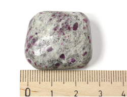 Корунд красный (рубин) в породе, галтовка, Индия (27*24*12 мм, 18 г) №27501