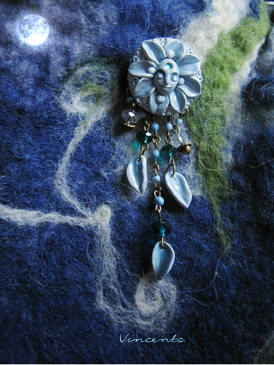 Украшение в стиле Алисы в Стране Чудес - брошь &quot;Цветок Морфея&quot; со стразой &quot;Сваровски&quot; и хрустальными бусинами