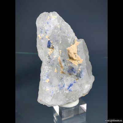 Дюмортьерит в кварце. Бразилия. 65*44*30мм