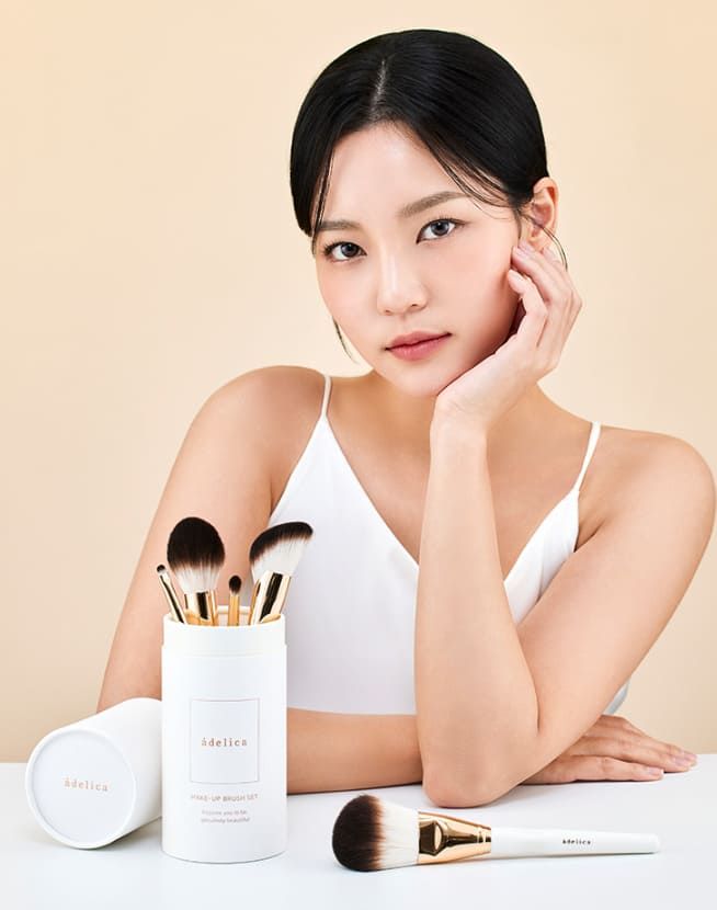 Набор кистей для макияжа на светлом фоне