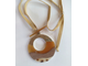 (АРТИКУЛ: 9000/02) КОЛЬЕ ЖЕНСКОЕ, С ПОДВЕСКОЙ В БЕЖЕВЫХ ТОНАХ, ЮВЕЛИРНЫЙ ПЛАСТИК, ЗОЛОТИСТЫЙ МЕТАЛЛ, БЕЖЕВЫЙ КОЖАНЫЙ ПЛОСКИЙ ШНУРОК