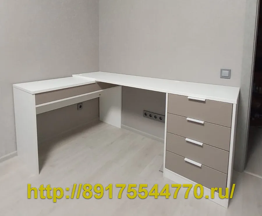 018 Стол угловой
Фасады: ЛДСП Egger Серый камень U727 ST9
Корпус: ЛДСП Egger Белый Премиум W1000 ST9
