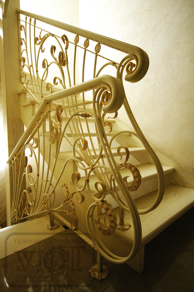 л-7. ограждение - ручная ковка. ступени, поручень - массив бука