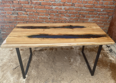 стол из эпоксидной смолы и карагача с двумя озерами