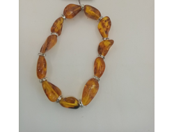 Браслет из натурального янтаря на резинке с бижутерией