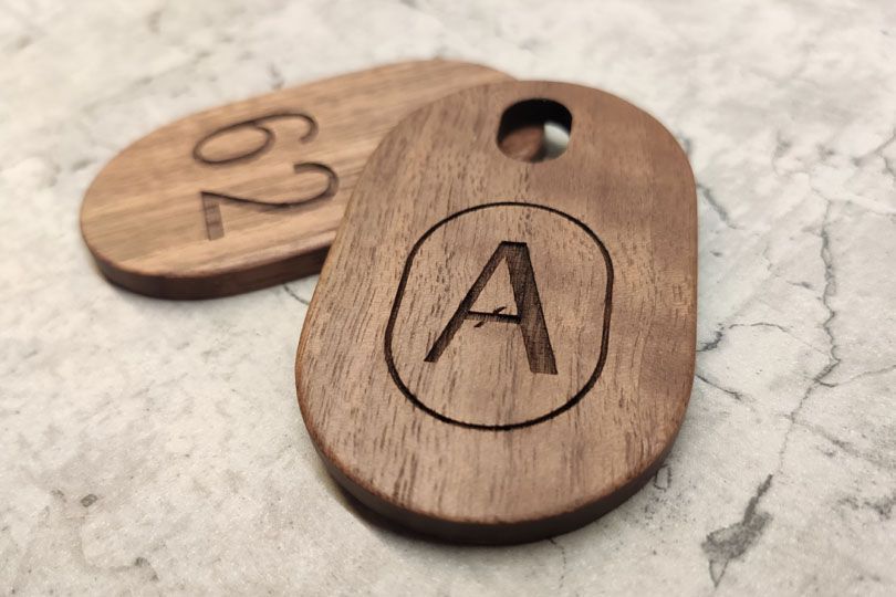 Деревянные гардеробные номерки из массива  с логотипом на заказ