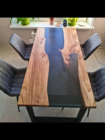 стол река с черной смолой из массива карагача