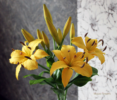 Желтые лилии из полимерной глины.