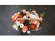 Букет в корзине: леукоспермум, хризантема, персиковые розы, ягоды- гиперикум, кустовые розы