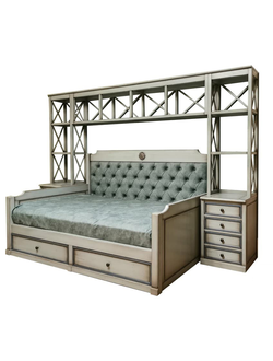 Кровать в виде тахты, с двумя выдвижными ящиками и верхней и боковой надстройкой.