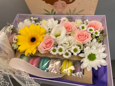 Коробочка с цветами и пирожным макаронс для Мамы