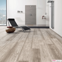 Дизайнерский пол Disano Classic Aqua Дуб Кантри серый 543730 в интерьере гостиной