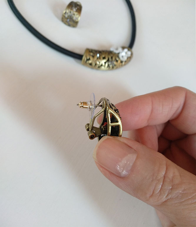 (АРТИКУЛ: 6814/92) КОМПЛЕКТ ЖЕНСКИЙ (КОЛЬЕ+СЕРЬГИ),  МЕТАЛЛ "БРОНЗА" , ЧЕРНЫЙ ШНУРОК, ТЕМНЫЕ СТРАЗЫ, МОЛОЧНЫЕ ЦВЕТЫ