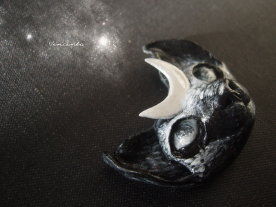 Необычная брошь в стиле фэнтези "Лунный котик - заклинатель звёзд"