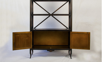 Этажерка широкая с нижней тумбой на резных ножках.