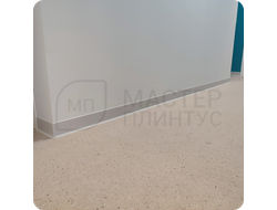 Плинтус ХДФ Dollken S100 100мм Х 2,575 м 1248/1145 Бело-серый в интерьере 6