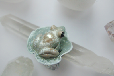 Коллекционное кольцо с лягушкой и жемчужиной "Капель в туманном саду"
