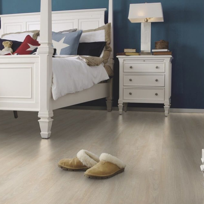 Виниловый пол Wineo 800 Wood Salt Lake Oak DLC00079 в интерьере комнаты