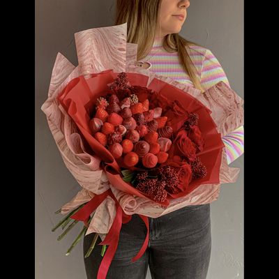 Клубника с розами RED MARBLE