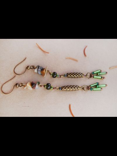 &quot;Сокровище хвойного леса&quot;, бохо-серьги с кварцем и чешским бисером