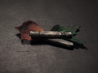 Готическая брошь с лепестками розы "Воспоминание о былых временах"