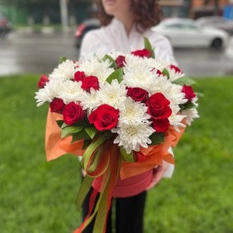 Коробка "Яркость" с розами и хризантемой