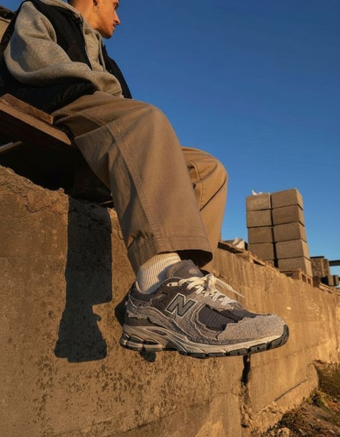 мужчина в кроссовках New Balance 2002R 