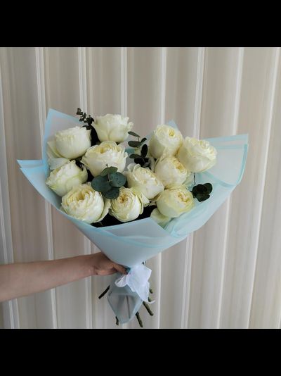 11 белых пионовидных роз