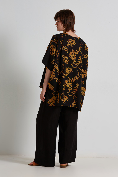 Блуза легкая черного цвета с золотой вышивкой