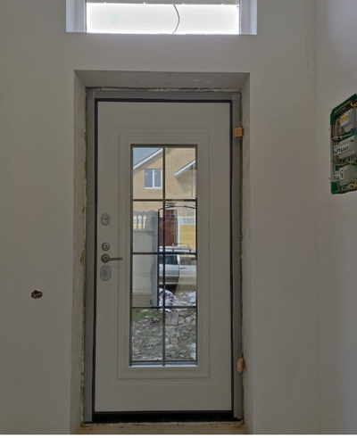 VENMAR (ВЕНМАР). НЕАПОЛЬ 100 мм/ СТАЛЬ 1,8 мм/ С КОВКОЙ ВНУТРИ СТЕКЛОПАКЕТА, МУАР СЕРЫЙ Ral 7016/ БЕЛЫЙ СОФТ