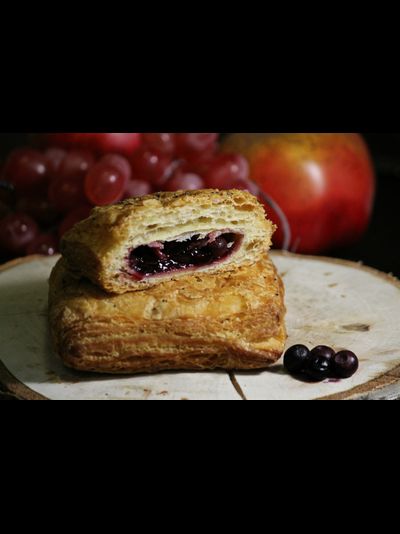 Слойка с черникой (90 гр)