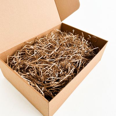 Подарочная коробка GILEV 37х26х12см с наполнителем и зелёной лентой