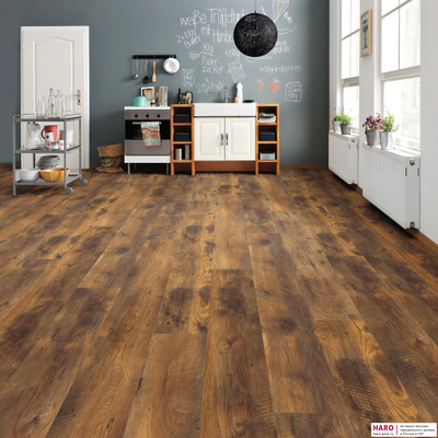Декор ламината Haro Tritty 100 Gran Via Дуб Альтхольц 526712 в интерьере гостиной