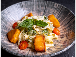 Фетучини с семгой  в сливочно-шпинатном соусе