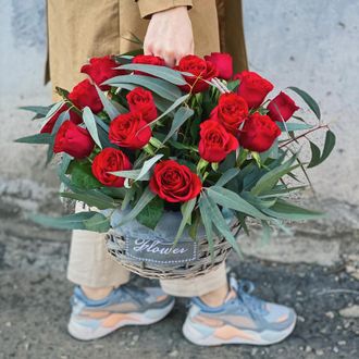 Доставка цветов в Волгограде - FLOWER34.RU - Корзина из  роз с эвкалиптом