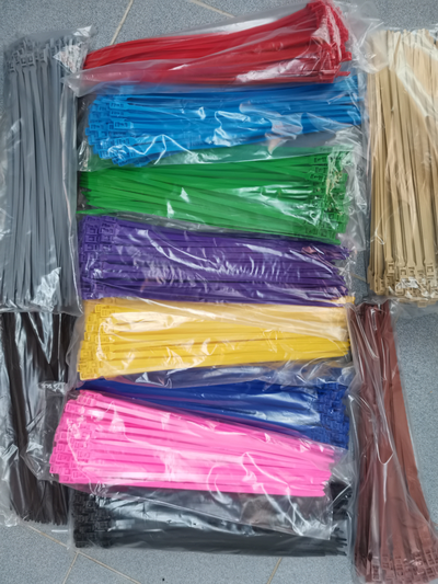 Разноцветные хомуты — стяжки для лабиринта