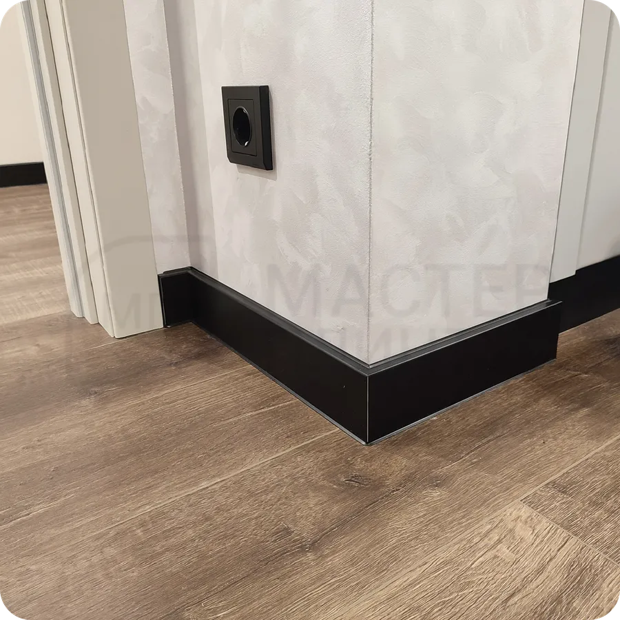 Функциональное решение: монтаж черного плинтуса Dollken Cubu Flex Life 80 с возможностью перекрытия зазора до 13 мм.