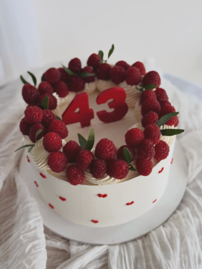 С венком малины и сердечками