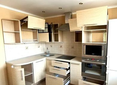 Заказать мастера по монтажу деревянной кухни в квартире в Москве и МО