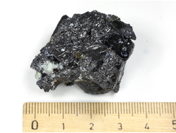 Магнетит, сросток кристаллов, Мурманская об-сть, Ковдор (32*33*29 мм, 63 г) №25935