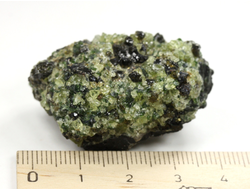 Хризолит (Перидот, Оливин), кристаллы на породе, США (40*29*21 мм, 35 г) №38092