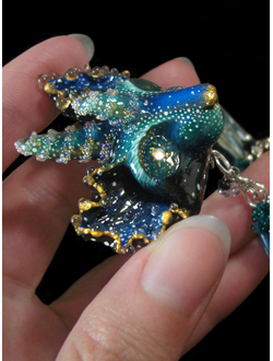 Брошь "Морской дракон из рода двурогих котов", украшение-талисман с длинной подвеской