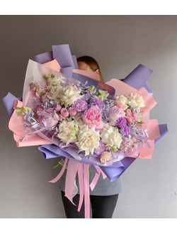 Бело-розовый букет в стильной матовой упаковке