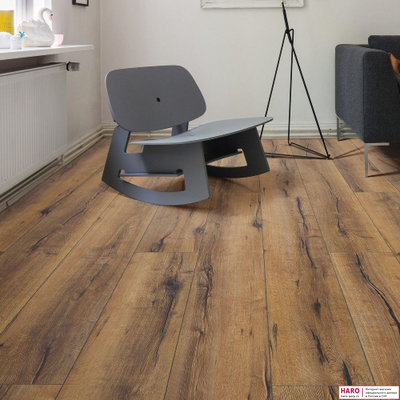 Декор ламината Haro Tritty 100 Gran Via Дуб Италика Дымчатый 530333 в интерьере комнаты