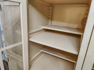 Библиотека многосекционная в классическом стиле.