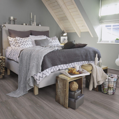 Виниловый пол Wineo 400 Wood Starlight Oak Soft MLD00116 в интерьере комнаты