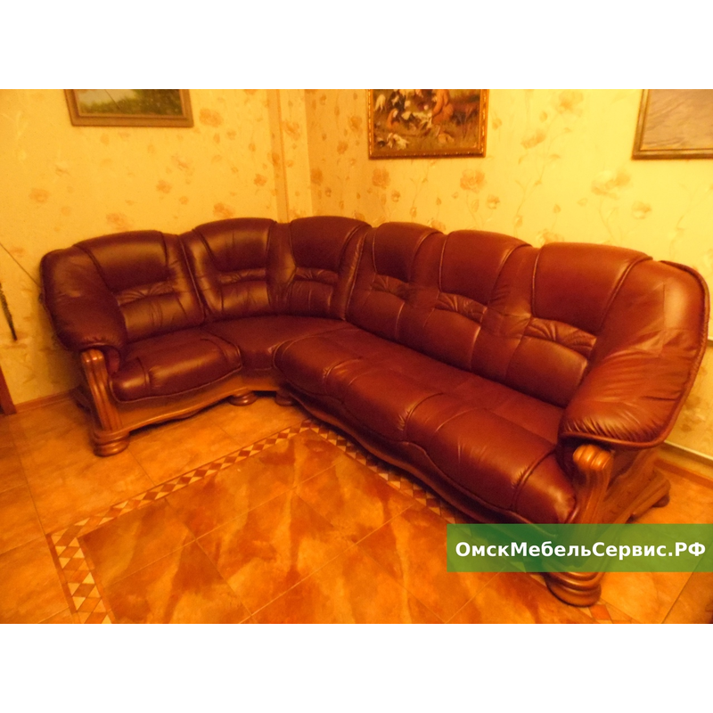 Диван перетянут натуральной кожей