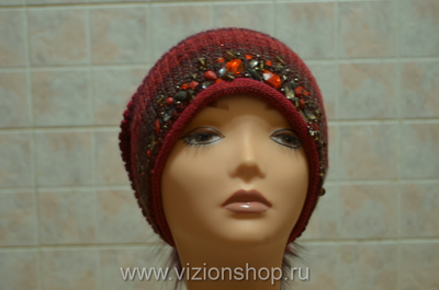 Vizio Италия 5833 шапка с помпоном и камнями бордовая